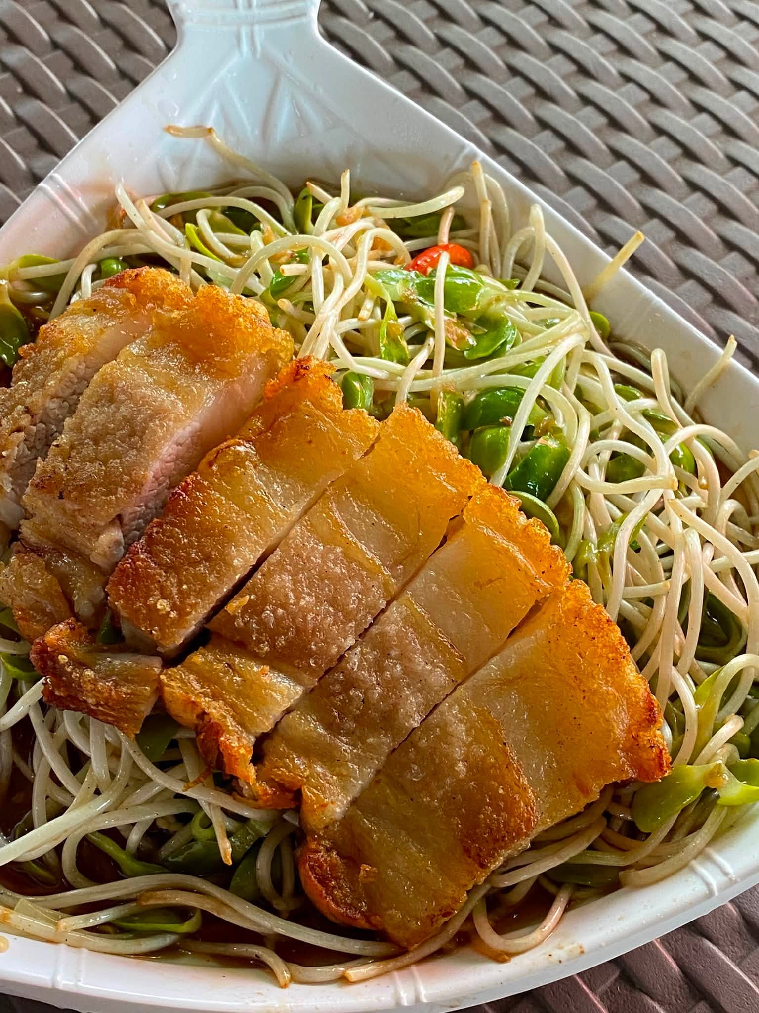 ผัดทานตะวันหมูกรอบ